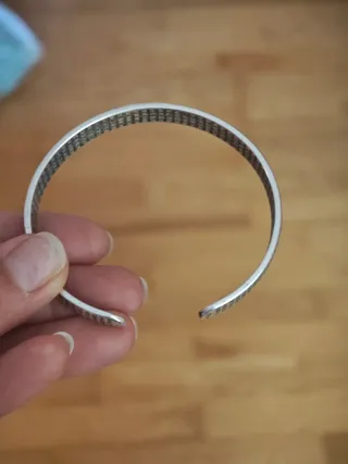 Pulsera plateada con diseño floral