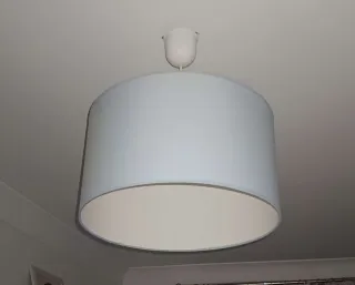 Lámpara de techo tela azul claro.