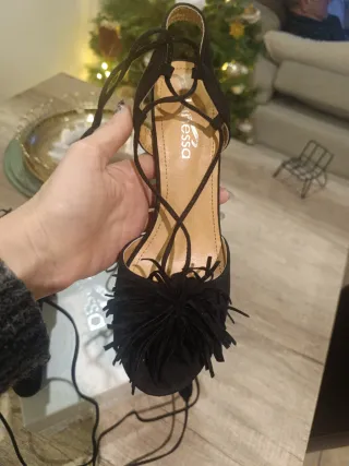 Zapatos de tacon atado a la pierna con flecos
