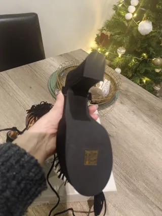 Zapatos de tacon atado a la pierna con flecos