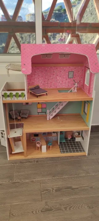 Casita de muñecas rosa con muebles