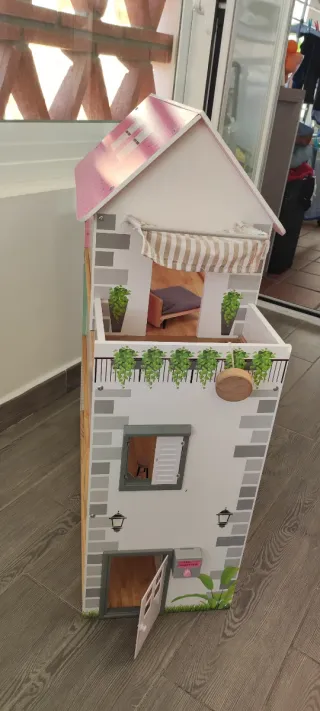 Casita de muñecas rosa con muebles