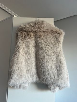 Chaleco pelo Stradivarius beige talla única
