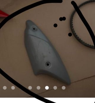 Pieza de plástico gris motor aprilia