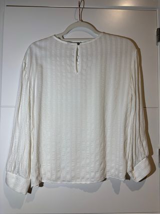 Camisa blanca con botones