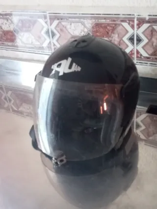 Casco de moto negro con visera