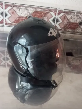 Casco de moto negro con visera