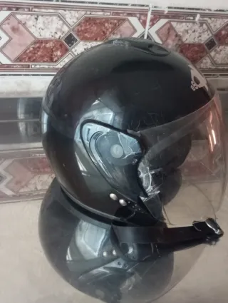 Casco de moto negro con visera