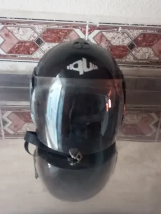Casco de moto negro con visera