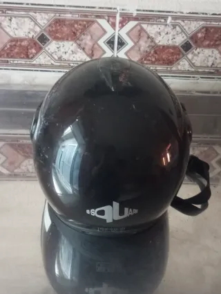 Casco de moto negro con visera