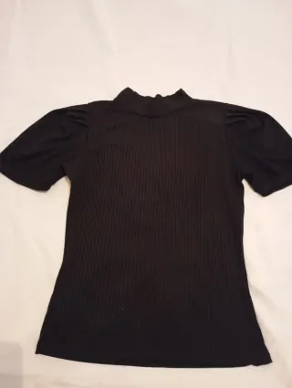 Blusa negra cuello alto manga abullonada