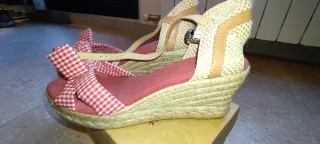 Sandalias cuña beige y rojas con lazo