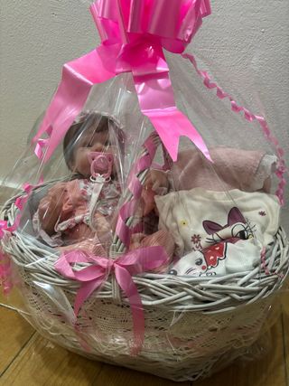 Cesta regalo bebé realista con ropa