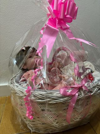 Cesta regalo bebé realista con ropa