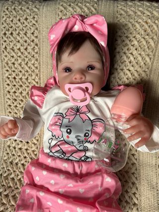 Cesta regalo bebé realista con ropa