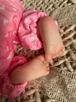 Cesta regalo bebé realista con ropa