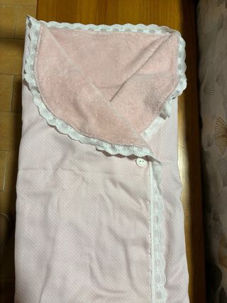 Cesta regalo bebé realista con ropa