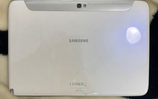 Tablet Samsung Plata y Blanca