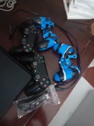 PS4 (PlayStation 4) Negra + 4 Controles