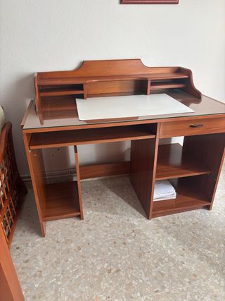 Escritorio con bandeja  extraible