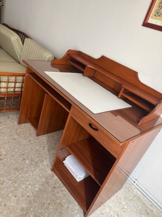 Escritorio con bandeja  extraible