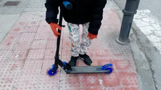Patinete con luces en ruedas
