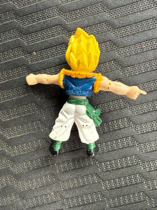 Figura de acción dorada y negra