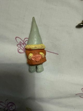 Figura de acción dorada y negra