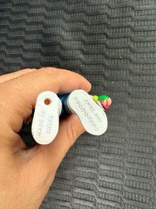 Figura de acción dorada y negra