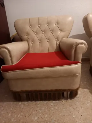 Sofá y sillones vintage beige y rojo