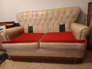 Sofá y sillones vintage beige y rojo