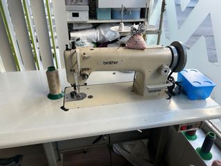 Máquina de coser industrial Brother doble arrastre