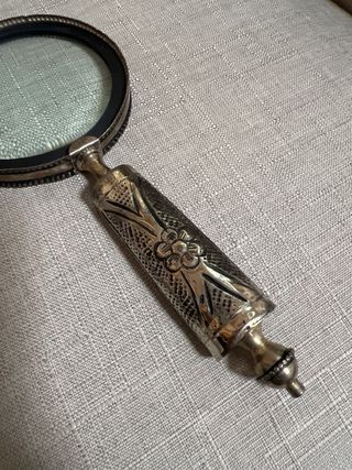 Lupa antigua con mango decorado