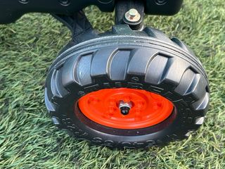 Tractor de pedales verde con remolque