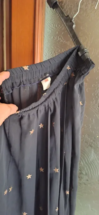 Falda larga negra con estrellas doradas.