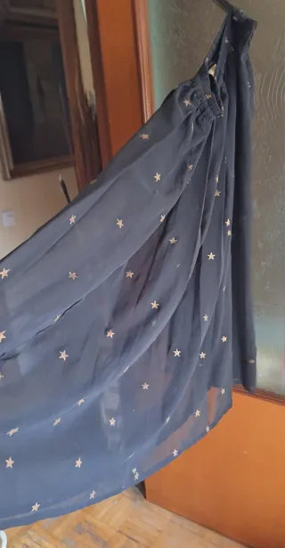 Falda larga negra con estrellas doradas.