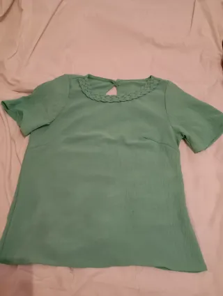 Blusa verde con cuello trenzado
