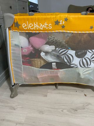 Parque infantil con jirafas y pájaros