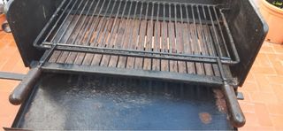 Barbacoa de metal negra y plateada. Medidas aproxi