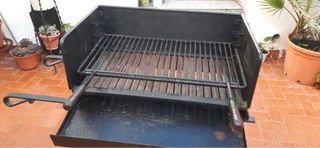 Barbacoa de metal negra y plateada. Medidas aproxi