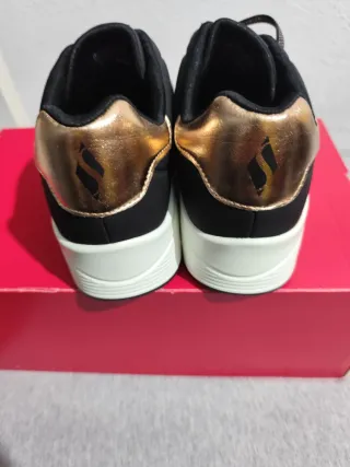 Zapatillas Skechers Negras y Doradas