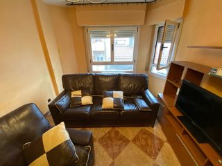 Sofá de piel marrón