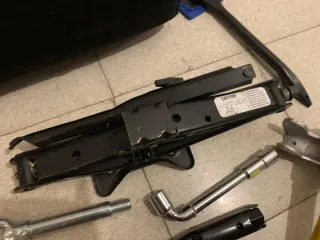 Bolsa, gato y barra seguridad coche