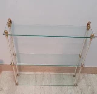 Estantería cristal con soportes en blanco y dorado