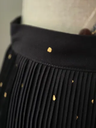 Falda negra tul lunares dorados talla 38.