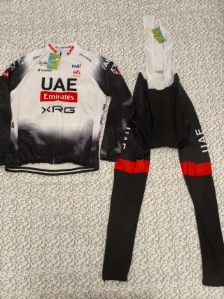Maillot y culotte logo UAE Emirates
