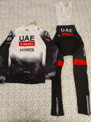 Maillot y culotte logo UAE Emirates