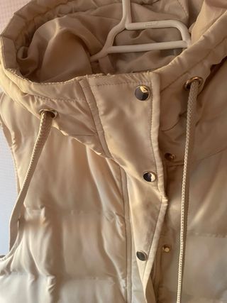 Chaleco acolchado beige con capucha