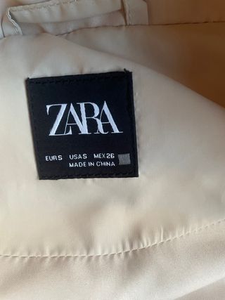 Chaleco acolchado beige con capucha