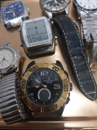 Lote de  8 relojes.falta el grande de la izda